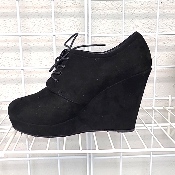 New Torrid Black Wedge Lace Up Bootie Size 10 - Picture 2 of 8